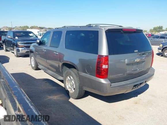 ✅ 2009 Chevrolet Suburban 2LT • VIN: 1GNFC26J99R235560 • Lot: 43592130. Wystawiony na IAAI z przebiegiem 247 759 mil. Bezpłatny archiwum sprzedaży aukcyjnych z USA i szczegółowy raport historii pojazdu na DreamBid. Zdjęcie 3.