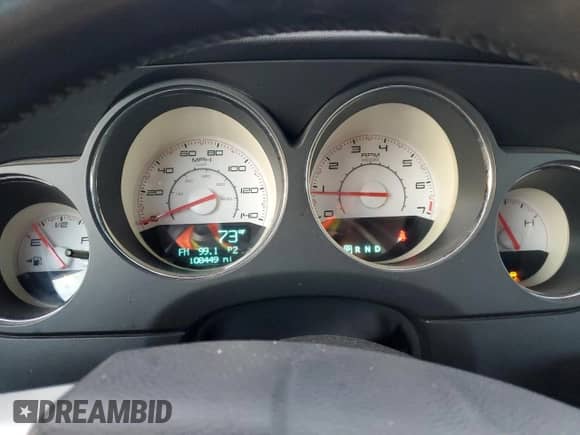 2014 Dodge Challenger SXT z VIN 2C3CDYAG0EH101106, wystawiony jako Copart lot #72629304 z przebiegiem 108 449 mil mil oraz Szkoda całkowita • Salvage title. Historia ofert i sprzedaży dostępna na DreamBid. Obrazek 9.