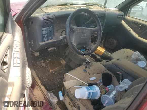 ✅ 1996 Chevrolet Blazer • VIN: 1GNDT13W1T2111686 • Lot: 64119395. Wystawiony na Copart z przebiegiem 138 596 mil. Bezpłatny archiwum sprzedaży aukcyjnych z USA i szczegółowy raport historii pojazdu na DreamBid. Zdjęcie 8.