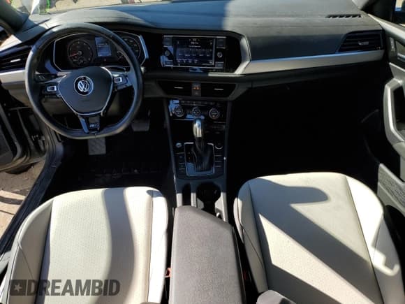 ✅ 2021 Volkswagen Jetta S • VIN: 3VWC57BU4MM065506 • Lot: 87289895. Wystawiony na Copart z przebiegiem 28 983 mil. Bezpłatny archiwum sprzedaży aukcyjnych z USA i szczegółowy raport historii pojazdu na DreamBid. Zdjęcie 8.