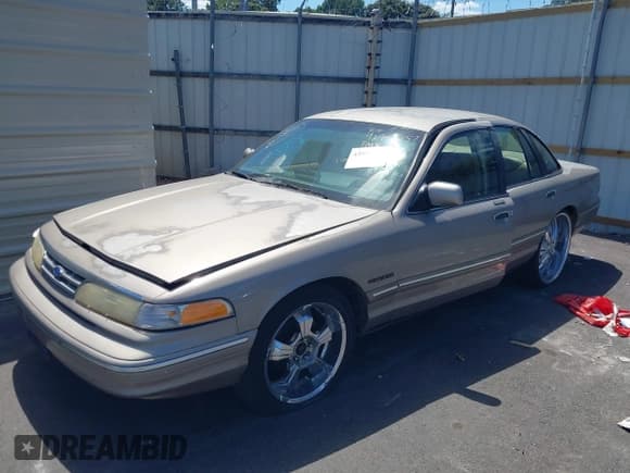 ✅ 1995 Ford Crown Victoria LX • VIN: 2FALP74W8SX206290 • Lot: 43082904. Wystawiony na IAAI z przebiegiem 76 453 mil. Bezpłatny archiwum sprzedaży aukcyjnych z USA i szczegółowy raport historii pojazdu na DreamBid. Zdjęcie 2.