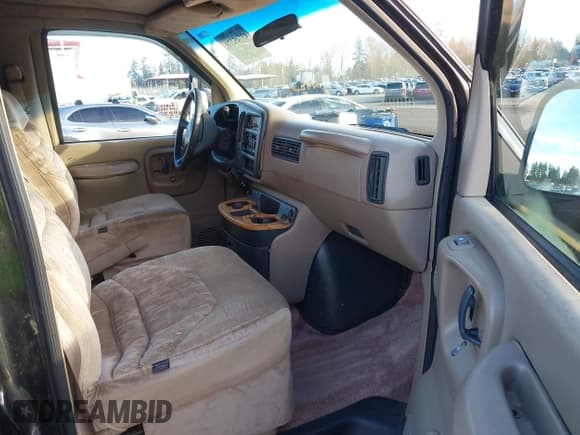 ✅ 1999 GMC Savana Cargo RV Conversion • VIN: 1GDFG15RXX1108208 • Lot: 43745279. Wystawiony na IAAI z przebiegiem 229 448 mil. Bezpłatny archiwum sprzedaży aukcyjnych z USA i szczegółowy raport historii pojazdu na DreamBid. Zdjęcie 17.