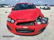 2014 Chevrolet Sonic LS z VIN 1G1JA5SH6E4128074, wystawiony jako Copart lot #69489934 z przebiegiem 104 912 mil mil oraz Szkoda całkowita • Salvage title. Historia ofert i sprzedaży dostępna na DreamBid. Obrazek 5.