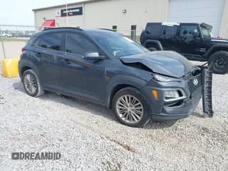 ✅ 2020 Hyundai Kona SEL • VIN: KM8K22AA4LU516313 • Лот: 43440848. Опубликован ранее на IAAI с пробегом 93 911 миль. Бесплатный доступ к архиву аукционных продаж из США и подробный отчёт об истории автомобиля на DreamBid. Изображение 1.