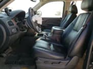 ✅ 2013 Chevrolet Suburban LT • VIN: 1GNSCJE09DR348922 • Lot: 74972334. Wystawiony na Copart z przebiegiem 108 275 mil. Bezpłatny archiwum sprzedaży aukcyjnych z USA i szczegółowy raport historii pojazdu na DreamBid. Zdjęcie 7.