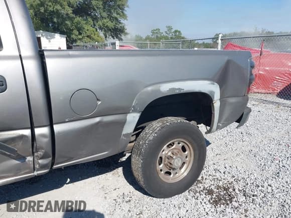 ✅ 2006 Chevrolet Silverado 2500HD Work Truck • VIN: 1GCHC23U06F122366 • Lot: 43701699. Wystawiony na IAAI z przebiegiem 330 993 mil. Bezpłatny archiwum sprzedaży aukcyjnych z USA i szczegółowy raport historii pojazdu na DreamBid. Zdjęcie 17.