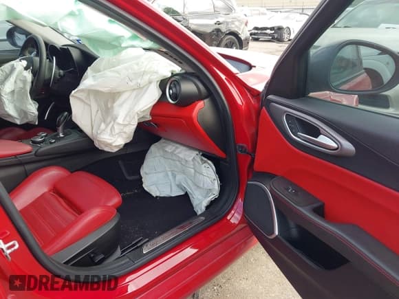 ✅ 2019 Alfa Romeo Giulia Ti Lusso • VIN: ZARFAMBN9K7621664 • Lot: 43467526. Wystawiony na IAAI z przebiegiem Nie podano. Bezpłatny archiwum sprzedaży aukcyjnych z USA i szczegółowy raport historii pojazdu na DreamBid. Zdjęcie 5.