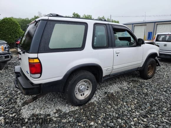 ✅ 1997 Ford Explorer • VIN: 1FMCU24E4VUA33730 • Lot: 62601625. Wystawiony na Copart z przebiegiem 100 600 mil. Bezpłatny archiwum sprzedaży aukcyjnych z USA i szczegółowy raport historii pojazdu na DreamBid. Zdjęcie 3.