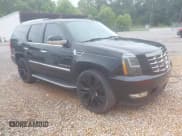 ✅ 2008 Cadillac Escalade • VIN: 1GYEC638X8R132914 • Lot: 42743713. Wystawiony na IAAI z przebiegiem 231 802 mil. Bezpłatny archiwum sprzedaży aukcyjnych z USA i szczegółowy raport historii pojazdu na DreamBid. Zdjęcie 1.