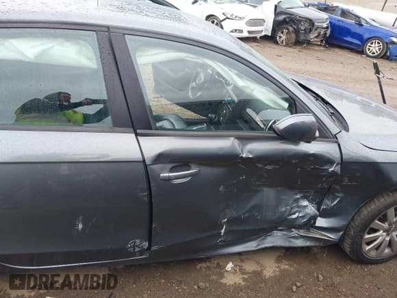 ✅ 2014 Audi A4 Premium • VIN: WAUBFAFL7EN004293 • Lot: 43560188. Wystawiony na IAAI z przebiegiem 110 622 mil. Bezpłatny archiwum sprzedaży aukcyjnych z USA i szczegółowy raport historii pojazdu na DreamBid. Zdjęcie 6.