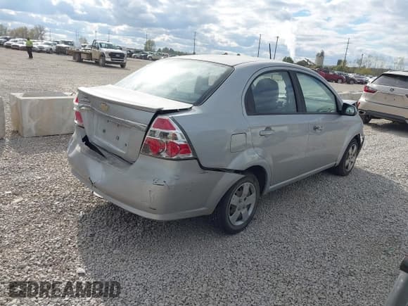 ✅ 2010 Chevrolet Aveo 1LT • VIN: KL1TD5DE9AB070517 • Lot: 43524815. Wystawiony na IAAI z przebiegiem 141 600 mil. Bezpłatny archiwum sprzedaży aukcyjnych z USA i szczegółowy raport historii pojazdu na DreamBid. Zdjęcie 4.