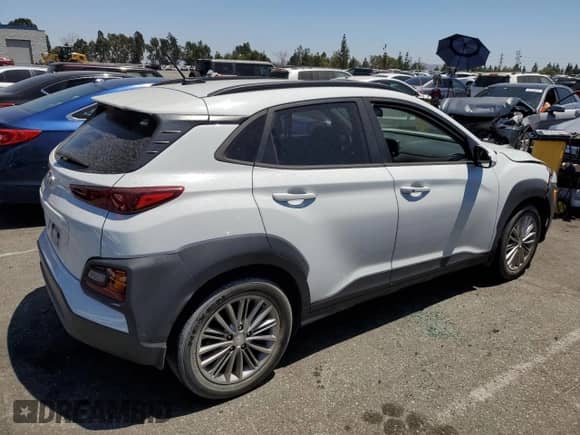 ✅ 2018 Hyundai Kona SEL • VIN: KM8K22AA1JU125973 • Lot: 62683623. Wystawiony na Copart z przebiegiem 83 592 mil mil. Skorzystaj z bezpłatnego archiwum sprzedaży aukcyjnych z USA i zobacz szczegółowy raport historii pojazdu na DreamBid. Zdjęcie 3.