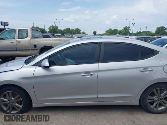 ✅ 2018 Hyundai Elantra Limited • VIN: 5NPD84LF3JH310875 • Lot: 42477430. Listed on IAAI with 84,333 mi. Free auction sales archive from the USA and detailed vehicle history report at DreamBid. Image 14.