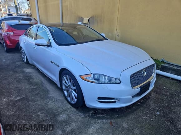 ✅ 2013 Jaguar XJ • VIN: SAJWJ1CD7D8V49599 • Lot: 43230675. Wystawiony na Copart z przebiegiem 133 163 mil. Bezpłatny archiwum sprzedaży aukcyjnych z USA i szczegółowy raport historii pojazdu na DreamBid. Zdjęcie 1.