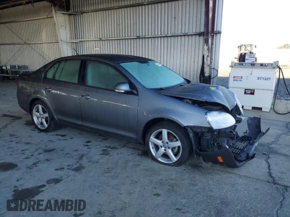 ✅ 2010 Volkswagen Jetta Limited Edition • VIN: 3VWAZ7AJ8AM099270 • Lot: 82546295. Wystawiony na Copart z przebiegiem 95 622 mil. Bezpłatny archiwum sprzedaży aukcyjnych z USA i szczegółowy raport historii pojazdu na DreamBid. Zdjęcie 4.