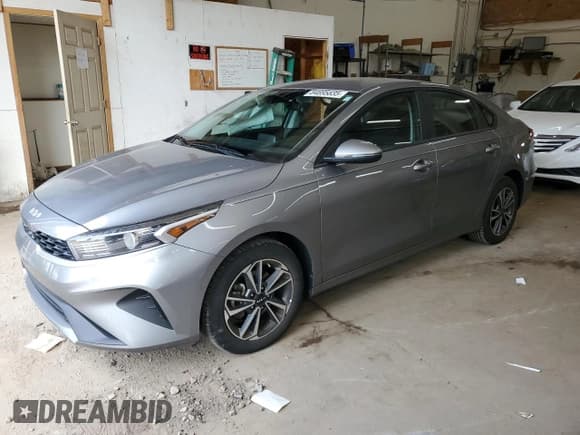 ✅ 2023 Kia Forte LXS • VIN: 3KPF24ADXPE635774 • Лот: 84695835. Опубликован ранее на Copart с пробегом 32 509 миль. Бесплатный доступ к архиву аукционных продаж из США и подробный отчёт об истории автомобиля на DreamBid. Изображение 1.