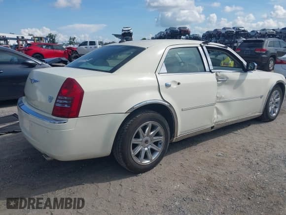 ✅ 2005 Chrysler 300 C • VIN: 2C3AA63H35H632102 • Лот: 42702035. Опубликован ранее на IAAI с пробегом 172 035 миль. Бесплатный доступ к архиву аукционных продаж из США и подробный отчёт об истории автомобиля на DreamBid. Изображение 4.