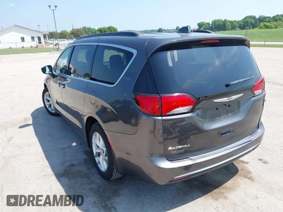 ✅ 2017 Chrysler Pacifica Touring L • VIN: 2C4RC1BG1HR785208 • Лот: 42584438. Опубликован ранее на IAAI с пробегом 93 204 миль. Бесплатный доступ к архиву аукционных продаж из США и подробный отчёт об истории автомобиля на DreamBid. Изображение 3.