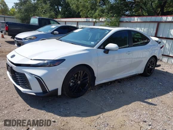 2025 Toyota Camry LE z VIN 4T1DAACK5SU166605, wystawiony jako IAAI lot #43171840 z przebiegiem 6 931 mil mil oraz . Historia ofert i sprzedaży dostępna na DreamBid. Obrazek 2.