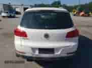 2013 Volkswagen Tiguan SE z VIN WVGAV7AX7DW555195, wystawiony jako Copart lot #61065725 z przebiegiem 126 911 mil mil oraz Szkoda całkowita • Salvage title. Historia ofert i sprzedaży dostępna na DreamBid. Obrazek 6.