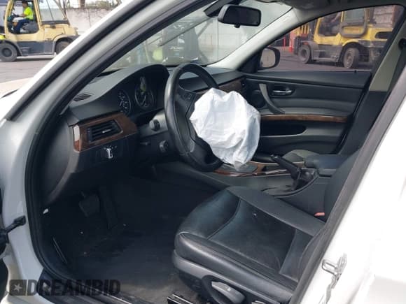 ✅ 2011 BMW 3 Series 328i • VIN: WBAPH7C59BE460185 • Lot: 43086784. Listed on IAAI with 122,324 mi. Free auction sales archive from the USA and detailed vehicle history report at DreamBid. Image 14.