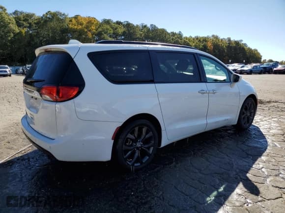 ✅ 2019 Chrysler Pacifica Touring Plus • VIN: 2C4RC1FG0KR593571 • Лот: 87088225. Опубликован ранее на Copart с пробегом 219 743 миль. Бесплатный доступ к архиву аукционных продаж из США и подробный отчёт об истории автомобиля на DreamBid. Изображение 3.