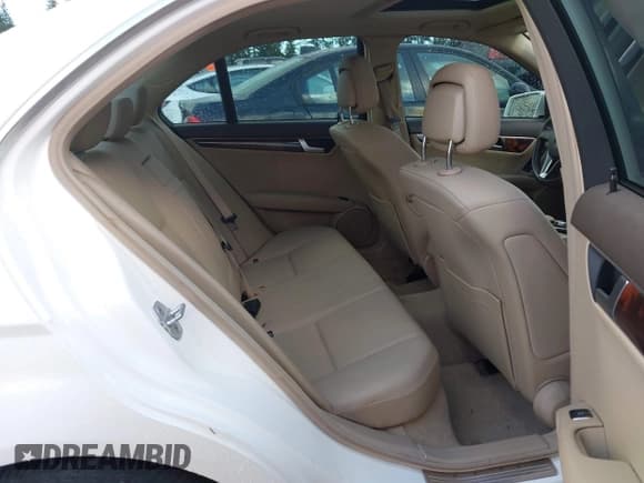 ✅ 2013 Mercedes-Benz C 250 Sport • VIN: WDDGF4HB6DR275664 • Лот: 43646926. Опубликован ранее на IAAI с пробегом 71 698 миль. Бесплатный доступ к архиву аукционных продаж из США и подробный отчёт об истории автомобиля на DreamBid. Изображение 8.