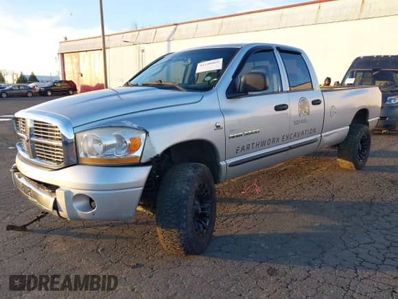 2006 Dodge 3500 SLT z VIN 3D7LX38C06G263107, wystawiony jako IAAI lot #41248069 z przebiegiem 213 631 mil mil oraz . Historia ofert i sprzedaży dostępna na DreamBid. Obrazek 19.