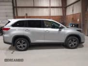 ✅ 2019 Toyota Highlander LE • VIN: 5TDBZRFH0KS992611 • Lot: 43812508. Wystawiony na IAAI z przebiegiem 67 640 mil. Bezpłatny archiwum sprzedaży aukcyjnych z USA i szczegółowy raport historii pojazdu na DreamBid. Zdjęcie 13.