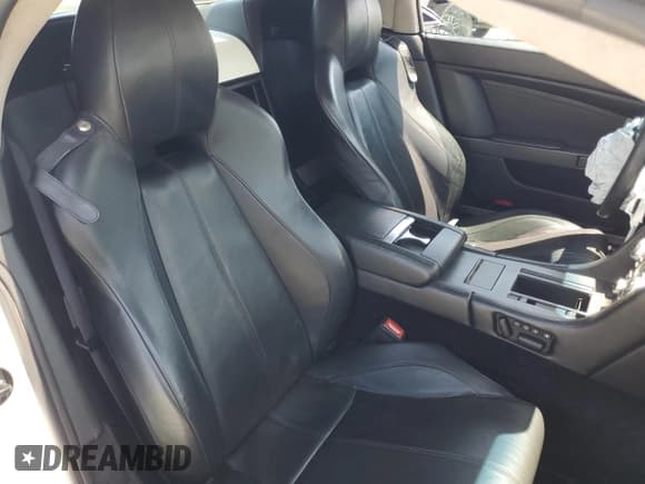 ✅ 2012 Aston Martin Vantage • VIN: SCFEKBBK0CGD16654 • Lot: 63149575. Wystawiony na Copart z przebiegiem 40 465 mil. Bezpłatny archiwum sprzedaży aukcyjnych z USA i szczegółowy raport historii pojazdu na DreamBid. Zdjęcie 10.