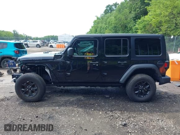 ✅ 2022 Jeep Wrangler Unlimited Willys Sport • VIN: 1C4HJXDM8NW135415 • Lot: 42625492. Wystawiony na IAAI z przebiegiem 84 780 mil. Bezpłatny archiwum sprzedaży aukcyjnych z USA i szczegółowy raport historii pojazdu na DreamBid. Zdjęcie 15.