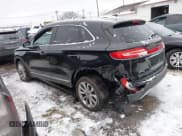 ✅ 2019 Lincoln MKC Select • VIN: 5LMCJ2D94KUL04547 • Lot: 43809359. Wystawiony na IAAI z przebiegiem 67 139 mil. Bezpłatny archiwum sprzedaży aukcyjnych z USA i szczegółowy raport historii pojazdu na DreamBid. Zdjęcie 3.