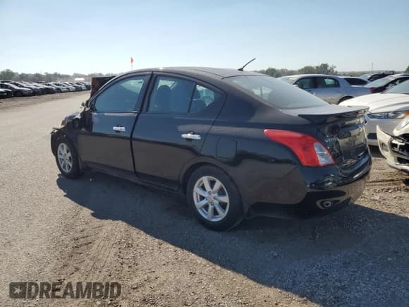 ✅ 2013 Nissan Versa S • VIN: 3N1CN7AP0DL828337 • Лот: 82079385. Опубликован ранее на Copart с пробегом Не указан. Бесплатный доступ к архиву аукционных продаж из США и подробный отчёт об истории автомобиля на DreamBid. Изображение 2.