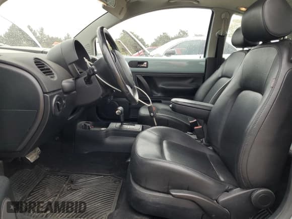 ✅ 2010 Volkswagen Beetle • VIN: 3VWRW3AGXAM026555 • Lot: 86314445. Wystawiony na Copart z przebiegiem 119 760 mil. Bezpłatny archiwum sprzedaży aukcyjnych z USA i szczegółowy raport historii pojazdu na DreamBid. Zdjęcie 7.