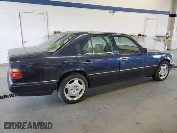 ✅ 1995 Mercedes-Benz 400 E • VIN: WDBEA34E7SC217071 • Lot: 58014415. Listed on Copart with 111,880 mi. Free auction sales archive from the USA and detailed vehicle history report at DreamBid. Image 3.