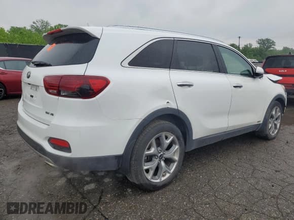 ✅ 2019 Kia Sorento EX Sport • VIN: 5XYPHDA58KG610038 • Lot: 59495805. Wystawiony na Copart z przebiegiem 101 189 mil. Bezpłatny archiwum sprzedaży aukcyjnych z USA i szczegółowy raport historii pojazdu na DreamBid. Zdjęcie 3.