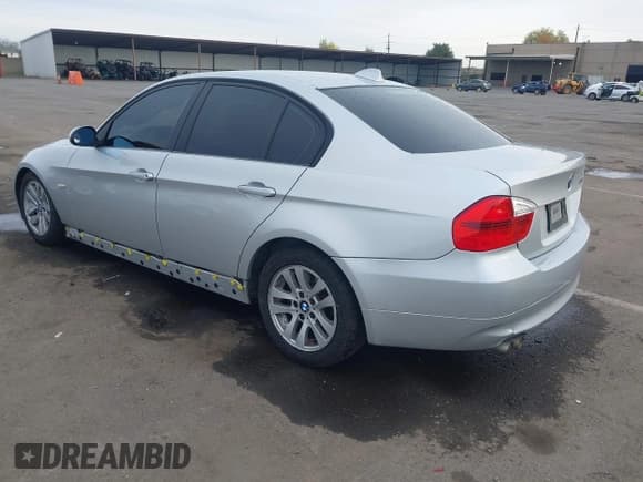 ✅ 2006 BMW 3 Series 325i • VIN: WBAVB13526PT16753 • Лот: 43859134. Опубликован ранее на IAAI с пробегом 132 136 миль. Бесплатный доступ к архиву аукционных продаж из США и подробный отчёт об истории автомобиля на DreamBid. Изображение 3.