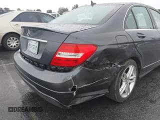 ✅ 2013 Mercedes-Benz C 250 Sport • VIN: WDDGF4HB0DR259458 • Lot: 43703083. Wystawiony na IAAI z przebiegiem 99 877 mil. Bezpłatny archiwum sprzedaży aukcyjnych z USA i szczegółowy raport historii pojazdu na DreamBid. Zdjęcie 6.