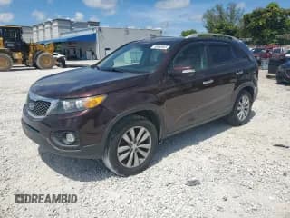 ✅ 2013 Kia Sorento EX • VIN: 5XYKU4A26DG391286 • Лот: 68682665. Опубликован ранее на Copart с пробегом 165 761 миль. Бесплатный доступ к архиву аукционных продаж из США и подробный отчёт об истории автомобиля на DreamBid. Изображение 1.