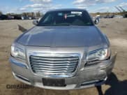 ✅ 2013 Chrysler 300 • VIN: 2C3CCAAG0DH658431 • Lot: 82702025. Wystawiony na Copart z przebiegiem 113 788 mil. Bezpłatny archiwum sprzedaży aukcyjnych z USA i szczegółowy raport historii pojazdu na DreamBid. Zdjęcie 5.