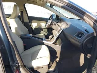 ✅ 2017 Volvo S60 Dynamic • VIN: YV126MFL8H2422480 • Lot: 43566513. Wystawiony na IAAI z przebiegiem 111 721 mil. Bezpłatny archiwum sprzedaży aukcyjnych z USA i szczegółowy raport historii pojazdu na DreamBid. Zdjęcie 5.