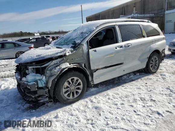 ✅ 2021 Toyota Sienna LE • VIN: 5TDKRKECXMS070833 • Lot: 86757214. Listed on Copart with 48,517 mi. Free auction sales archive from the USA and detailed vehicle history report at DreamBid. Image 1.