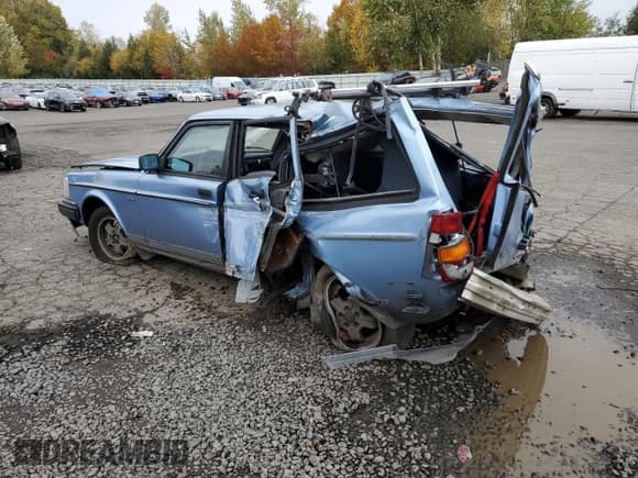 ✅ 1987 Volvo 240 DL • VIN: YV1AX8859H1734232 • Лот: 77976134. Опубликован ранее на Copart с пробегом 416 404 миль. Бесплатный доступ к архиву аукционных продаж из США и подробный отчёт об истории автомобиля на DreamBid. Изображение 2.