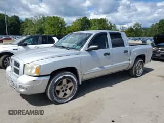 2006 Dodge Dakota SLT z VIN 1D7HW48NX6S652135, wystawiony jako Copart lot #70281825 z przebiegiem 162 720 mil mil oraz Czysty tytuł • Clean title. Historia ofert i sprzedaży dostępna na DreamBid. Obrazek 1.