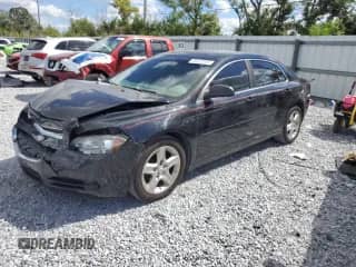 2012 Chevrolet Malibu 1LS z VIN 1G1ZB5E0XCF156340, wystawiony jako Copart lot #86523055 z przebiegiem 121 189 mil mil oraz Szkoda całkowita • Salvage title. Historia ofert i sprzedaży dostępna na DreamBid. Obrazek 1.