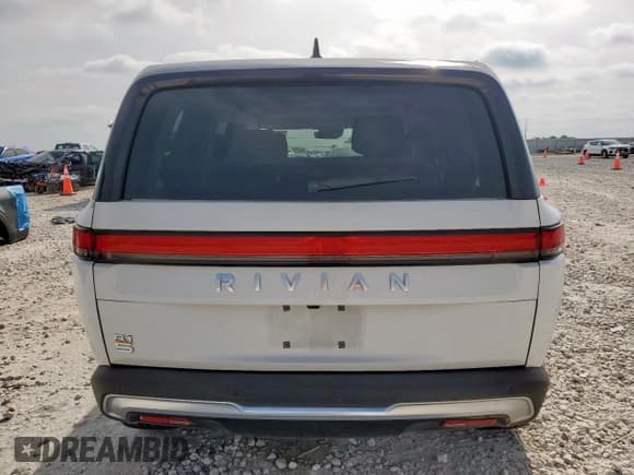 ✅ 2023 Rivian R1S Adventure • VIN: 7PDSGABA4PN026056 • Lot: 56892495. Wystawiony na Copart z przebiegiem Nie podano. Bezpłatny archiwum sprzedaży aukcyjnych z USA i szczegółowy raport historii pojazdu na DreamBid. Zdjęcie 6.