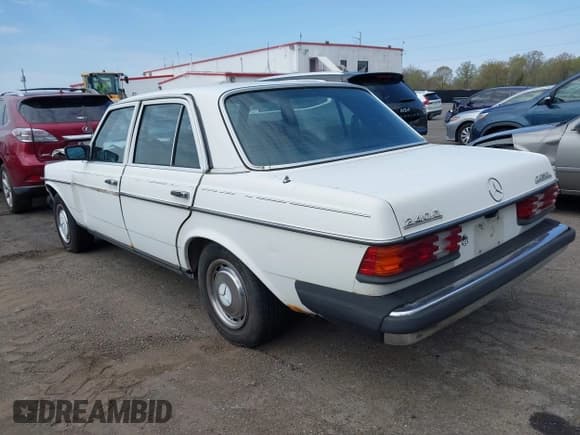 ✅ 1983 Mercedes-Benz 240 • VIN: WDBAB23A6DB379187 • Lot: 42003675. Wystawiony na IAAI z przebiegiem 61 941 mil. Bezpłatny archiwum sprzedaży aukcyjnych z USA i szczegółowy raport historii pojazdu na DreamBid. Zdjęcie 3.