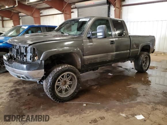 ✅ 2002 Chevrolet Silverado 2500HD LS • VIN: 1GCHK29102E189856 • Лот: 93117935. Опубликован ранее на Copart с пробегом Не указан. Бесплатный доступ к архиву аукционных продаж из США и подробный отчёт об истории автомобиля на DreamBid. Изображение 1.
