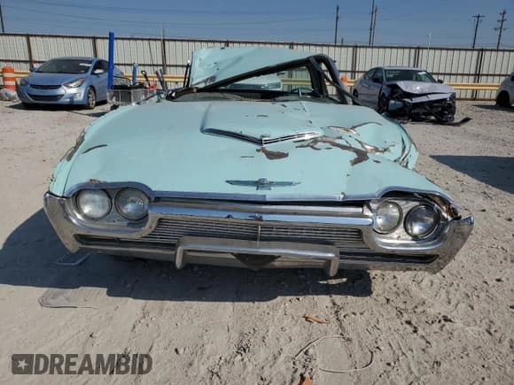 ✅ 1961 Ford Thunderbird • VIN: 1Y71Z144517 • Lot: 73210934. Wystawiony na Copart z przebiegiem 84 354 mil. Bezpłatny archiwum sprzedaży aukcyjnych z USA i szczegółowy raport historii pojazdu na DreamBid. Zdjęcie 5.