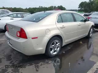 2010 Chevrolet Malibu 1LT z VIN 1G1ZC5EB0AF323011, wystawiony jako IAAI lot #43424255 z przebiegiem 116 375 mil mil oraz . Historia ofert i sprzedaży dostępna na DreamBid. Obrazek 4.